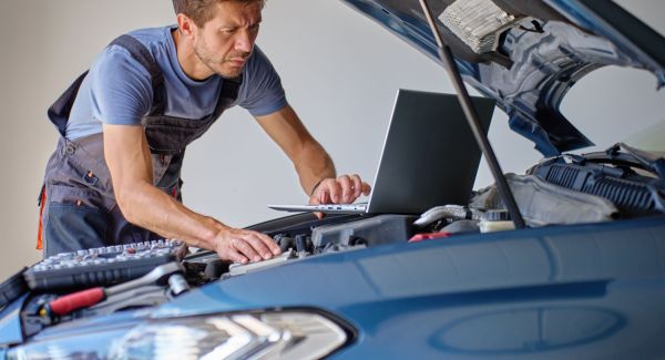 mechanic checking engine peformance with diagnostic