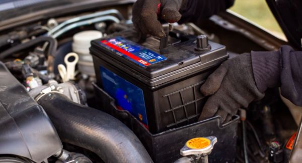 mechanic replacing car battery